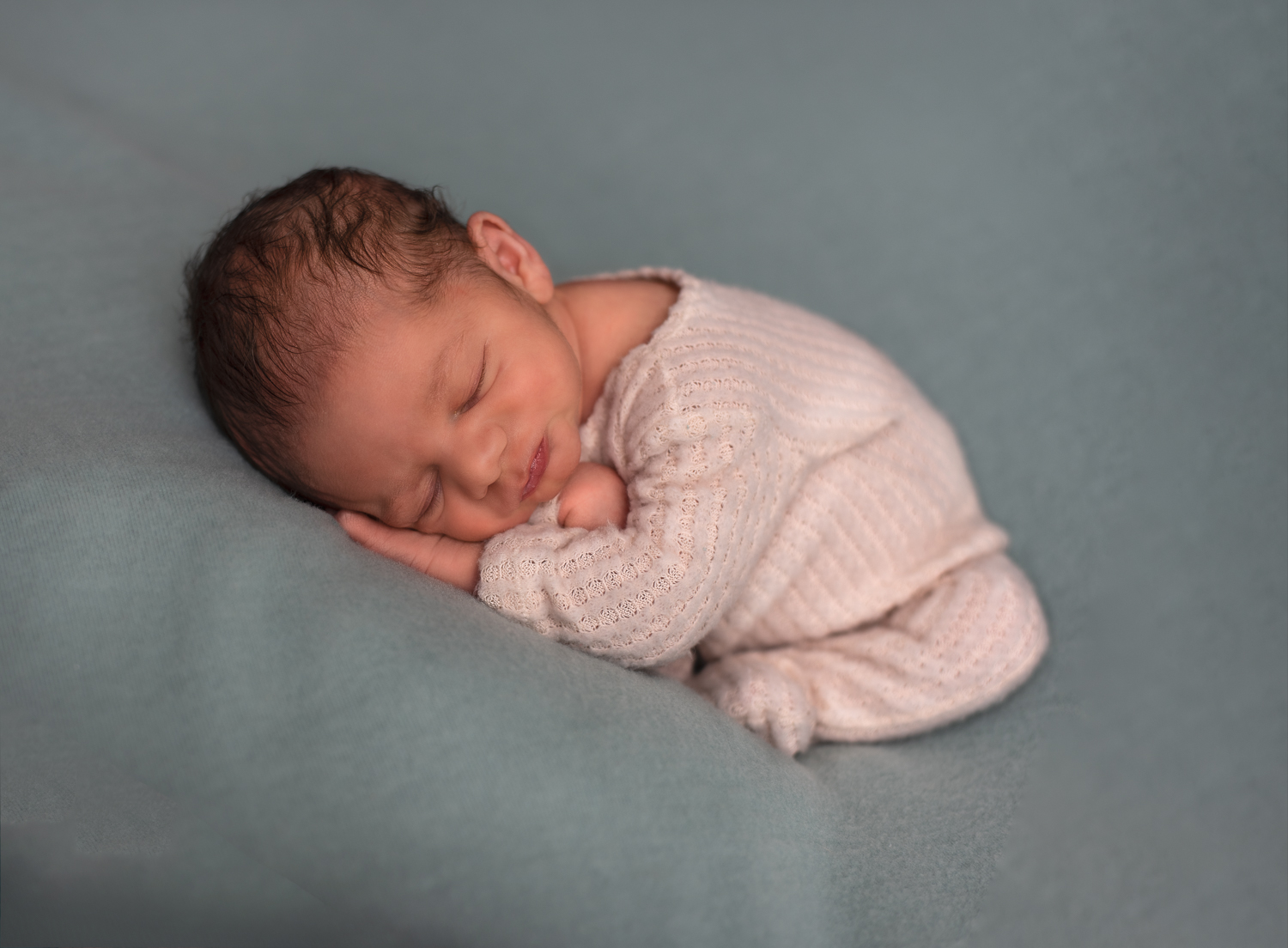 How long does a newborn photo session take? 